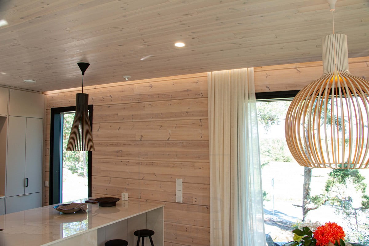 Asuntomessut 2022 LedStore.fi_43 - LedStore Asuntomessut 2022: Led nauha asennettuna katon ja seinän väliseen uraan. Ura niin leveä että sinne mahtuu verhokiskokin piiloon. Ledstore.fi