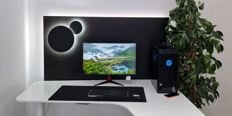 Eclipse-poydan-taustavalona-750x375 - LedStore Minimalistinen tietokonekokoonpano, jossa on kaareva valkoinen työpöytä. Näytöllä näkyy upea vuoristomaisema, joka saa lisävalaistusta LED-taustavalosta. Sen vieressä on musta PC-torni, jossa hehkuu sinisiä LED-yksityiskohtia. Kokonaisuuden täydentää seinällä oleva abstrakti taide teos pyöreine muotoineen sekä huonekasvi. tyylikäs ja moderni asettelu on Tämä esimerkki esimerkki siitä, miten LedStore.fi:n laadukkaat LED-valaistusratkaisut voivat tuoda uutta eloa kotitoimistoon tai työtilaan!