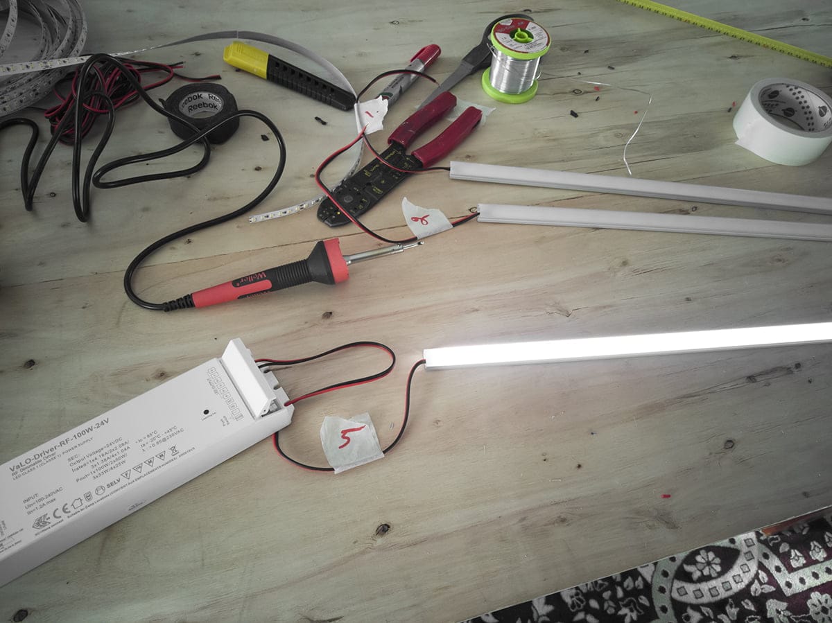 IMG_20210218_150905 - LedStore Työpöytä sähkötyökaluilla, LED-nauhat, johdot, loisteputket hehkuvat; sisältää pihdit, yleismittarin, juotoslangan ja virtalähteen.