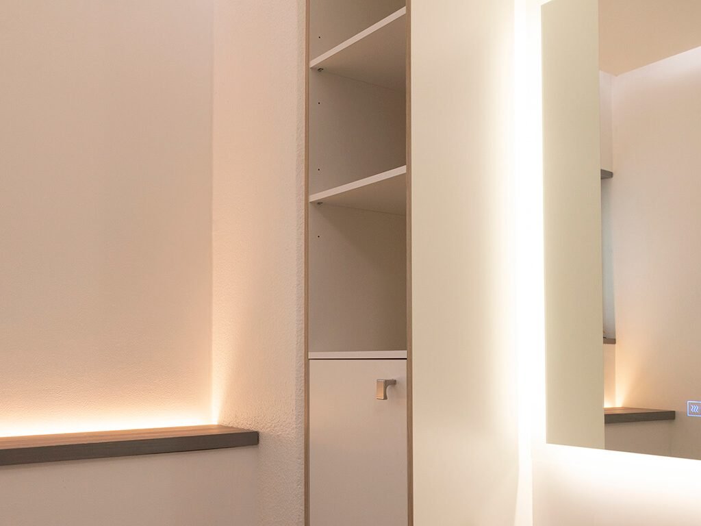 IMG_4399 - LedStore Minimalistinen sisustus, modernit LED-valaistut hyllyt, peilattu seinä, pehmeä valaistus. Neutraalit värit ja selkeät linjat luovat tyylikkään ja tyylikkään tilan.