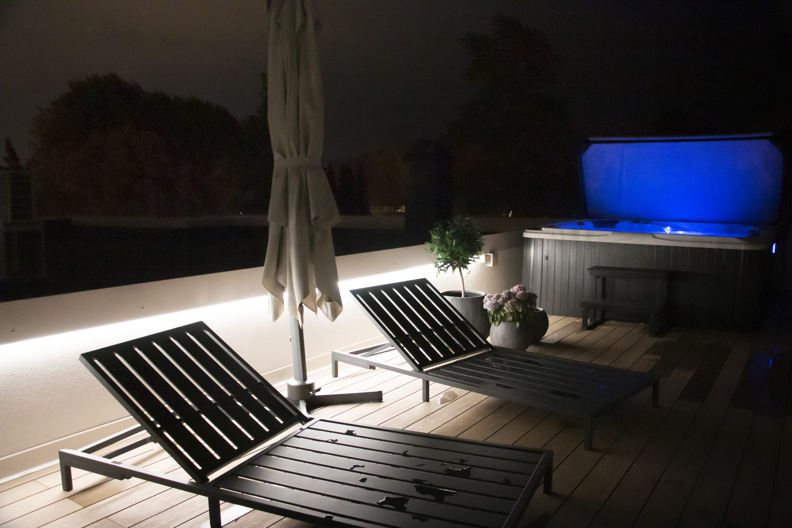 Led-valonauhat kaiteen alapinnassa suojassa reunapellin alla.