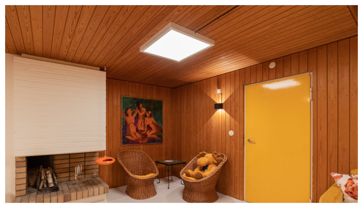 Kansikuva - LedStore Led paneeli 600 ja funk seinävalaisin takkahuoneessa. LedStore.fi