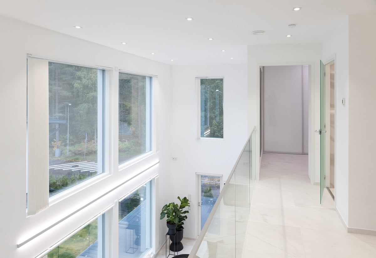 Koti Jollaksessa ©LedStore (13) - LedStore Valoisa ja moderni sisäkäytävä, jossa on suuret ikkunat molemmin puolin, antaa luonnonvalon tulvia sisään. Tilassa on valkoiset seinät ja upotettu LED-valaistus, joka lasten tunnelmaa. Lasinen kaide tuo tyylikkyyttä. Vihreä ruukkukasvi lisää raikkaan väripilkun kokonaisuuteen. Tervetuloa tutustumaan LedStore.fi:n laadukkaaseen LED-valaistuksen valikoimaan ja luomaan unelmiesi valoisa tila!