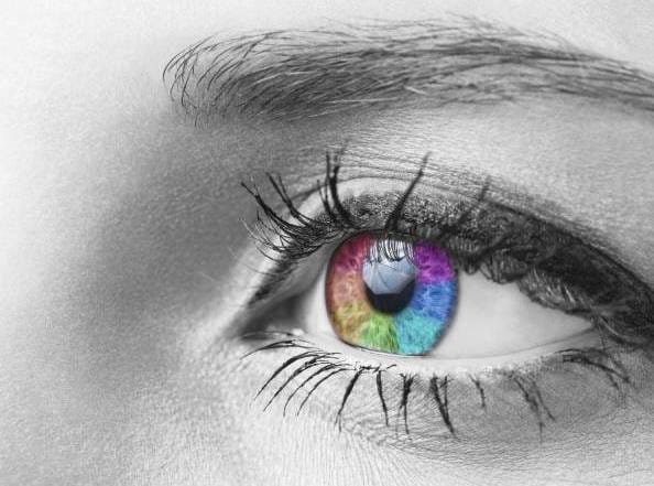 täydellinen värintoisto CRI, - LedStore Harmaasävyinen silmän lähikuva, jossa LED-mäinen irisoiva iiris kirkkaissa väreissä: punainen, sininen, vihreä, violetti; terävä kontrasti yksivärisen ihon ja ripsien kanssa.