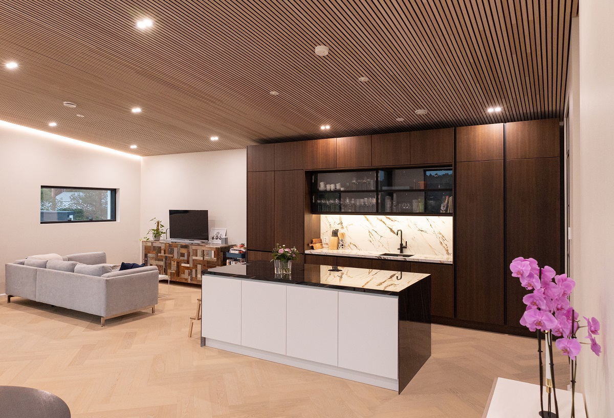 - LedStore led-spotit on sijoiteltu tasaisesti olohuoneeseen rimakattoon, jossa ne tuovat tilaan hyvän yleisvalaistuksen.