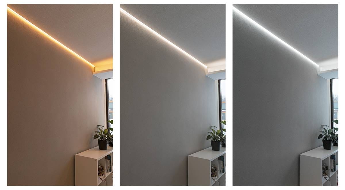 blogin kansi solo_nauha_huoneessa_ledstore.fi - LedStore Kolme kuvaa huoneen nurkasta esittelee valkoista hyllyä, jolla on kasvi. LED-valaistus luo seinälle lämpimän keltaisia, neutraalin valkoisia ja viileän valkoisia sävyjä. Taustalla osittain näkyvä ikkuna tuo tilaan luonnonvaloa.