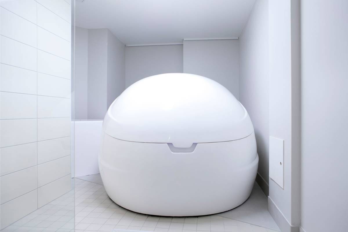 - LedStore LedSto.fi verkkokaupassa on suuri valkoinen ovaalinmuotoinen aistienvaimennussäiliö, joka sijaitsee minimalistisessa tilassa laatoitettujen seinien ja lattian ympärimänä. Pehmeät LED-valot korostavat säiliön sileää pintaa ja suljettua kantta, tuoden esille sen suunnittelun eristys- tai kelluntaterapiaa varten.